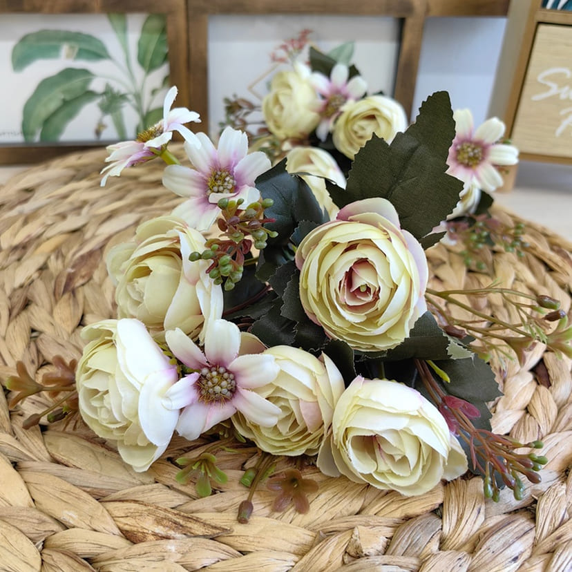 Искусственные цветы на могилу в Ярославле | Цветы искусственные «Камелии с мелкоцветом», сиренево-молочные, букет